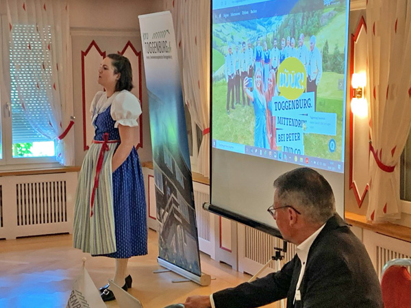 Naturjodlerin Katrin Abderhalden umrahmte die GV musikalisch