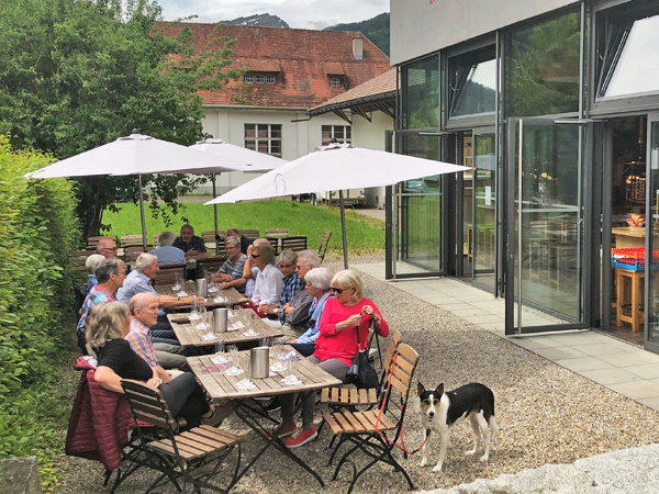 Degustation der Biere im schönen Gärtli der Brauerei