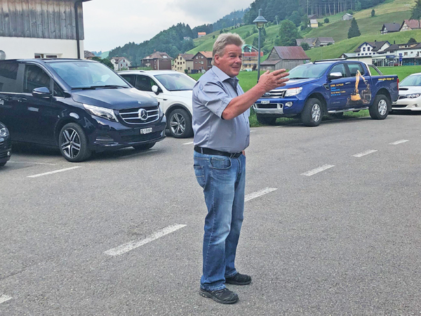 Der Firmeninhaber Arthur Tobler begrüsst die zahlreichen Gäste Braumeister Christian Dierken in seinem Element