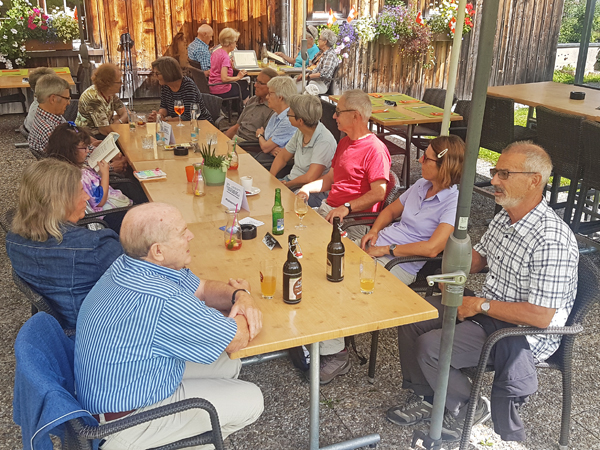 Interessierte Zuhörer auf dem Rundgang