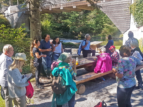 Kleine Pause mit Apéro Interessierte Zuhörer auf dem Rundgang