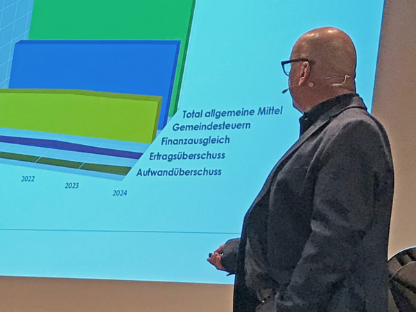 Interessierte Zuhörer auf dem Rundgang